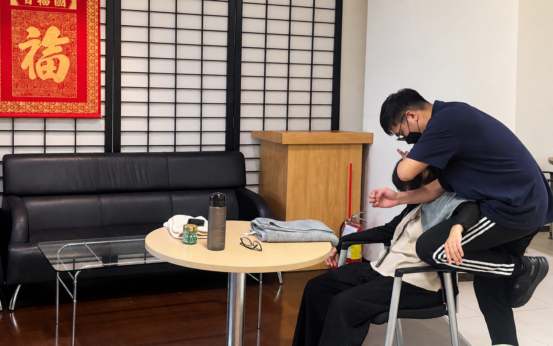 辦公室休息區,師資為坐姿同仁按摩肩頸